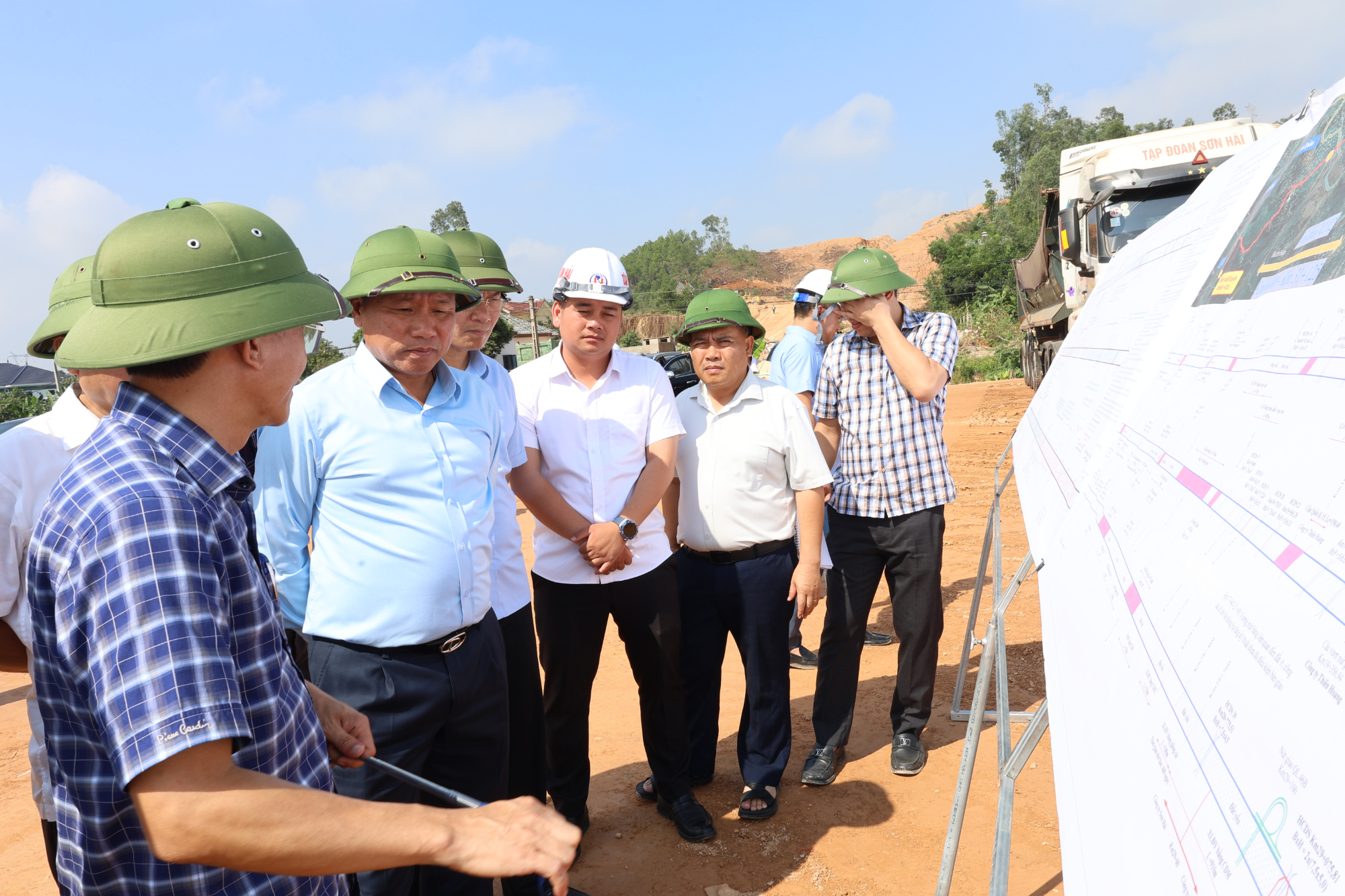 Cao tốc Vinh Thanh Thủy tăng tốc: chạy đua với mặt bằng và bãi thải
