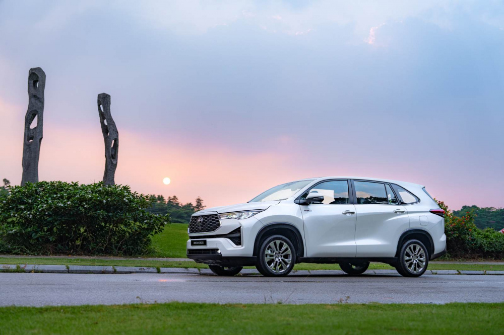 Toyota hybrid tăng gấp đôi: người mua đang chọn tiết kiệm xăng