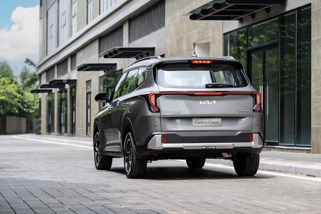 Kia Carens Clavis: nên chọn bản Deluxe hay Luxury?