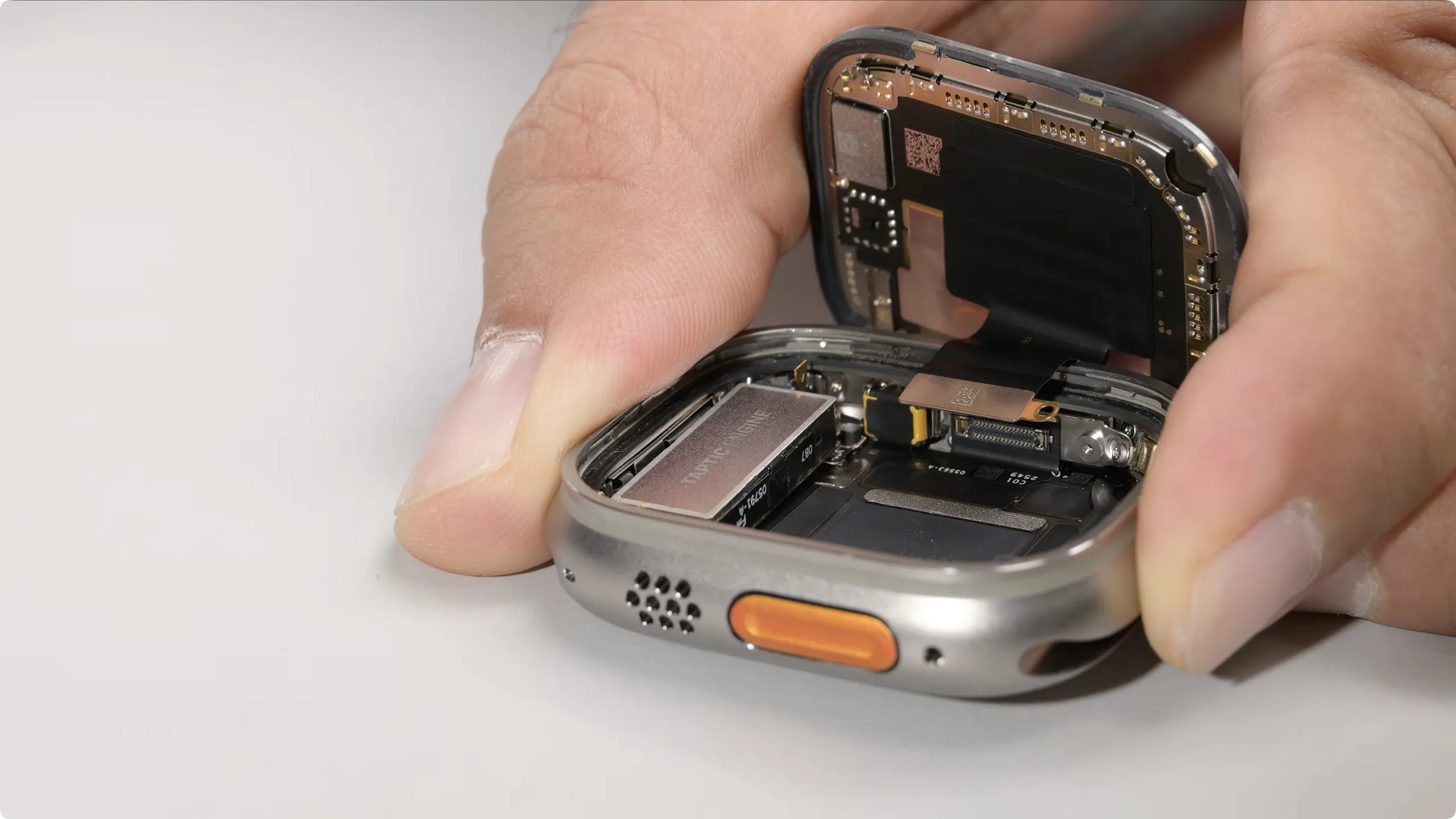 Apple Watch Series 12 và Ultra 4 bị iFixit chấm điểm sửa chữa thấp