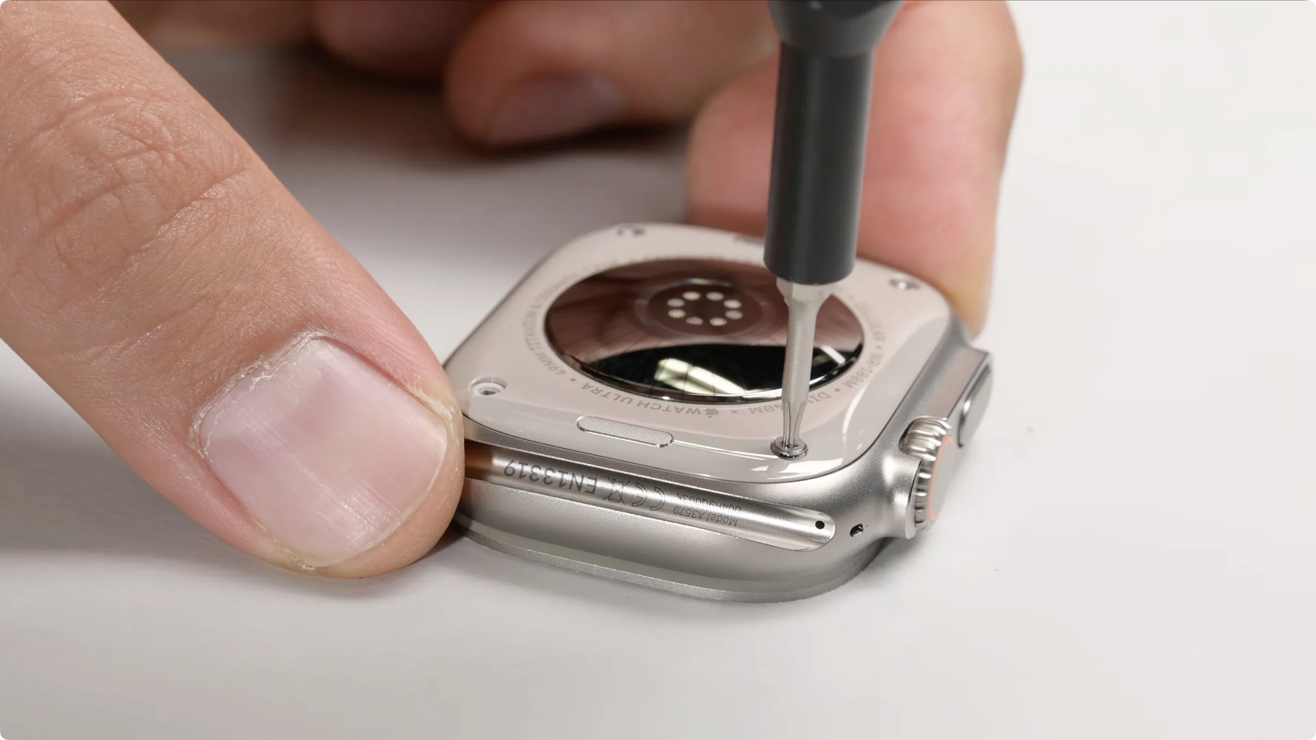 Apple Watch Series 12 và Ultra 4 bị iFixit chấm điểm sửa chữa thấp