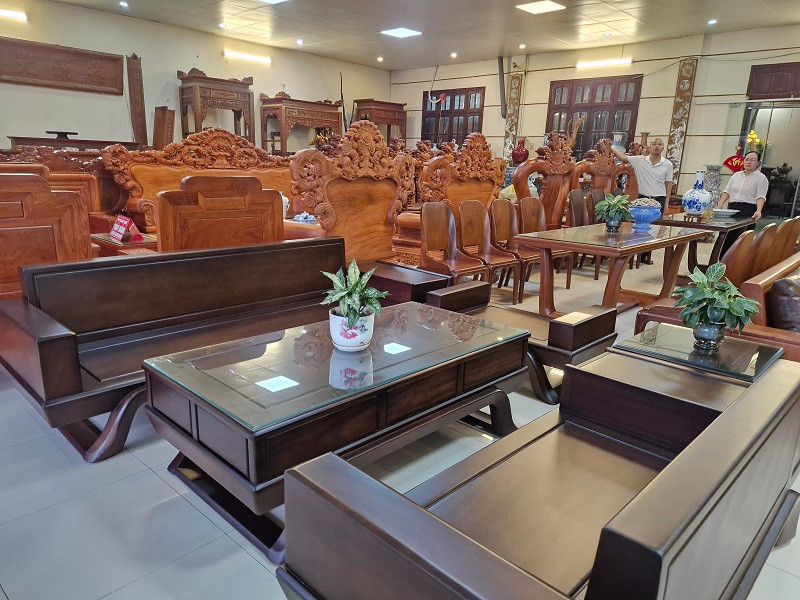 Làng nghề mộc livestream: Từ xưởng gỗ làng quê tới khách hàng toàn quốc