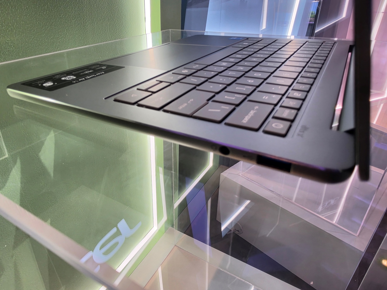 Acer Swift Air 14: Laptop 1.19kg Dengan Bateri 19 Jam