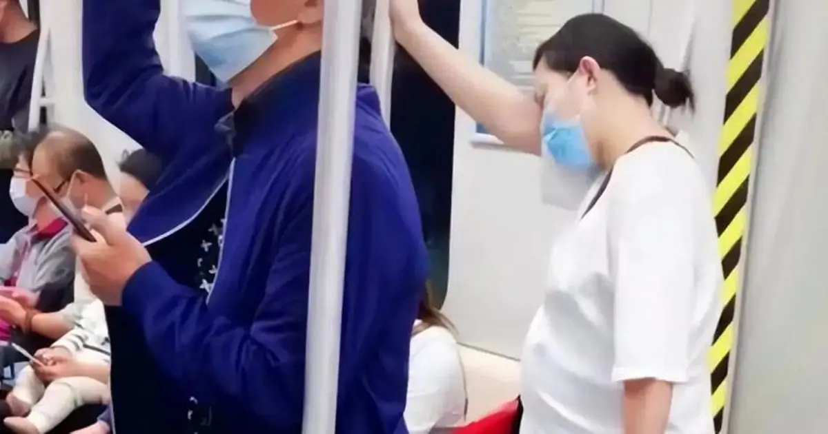 Són tiểu sau sinh: Đừng xấu hổ, hãy coi đó là một phần của phục hồi