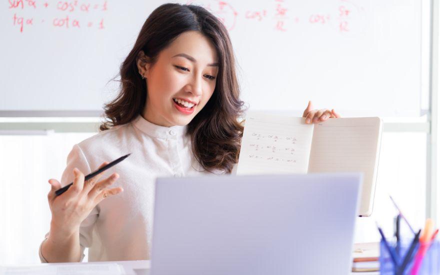 Kính chống ánh sáng xanh 85%: tiêu chuẩn tối ưu chứ không phải giới hạn