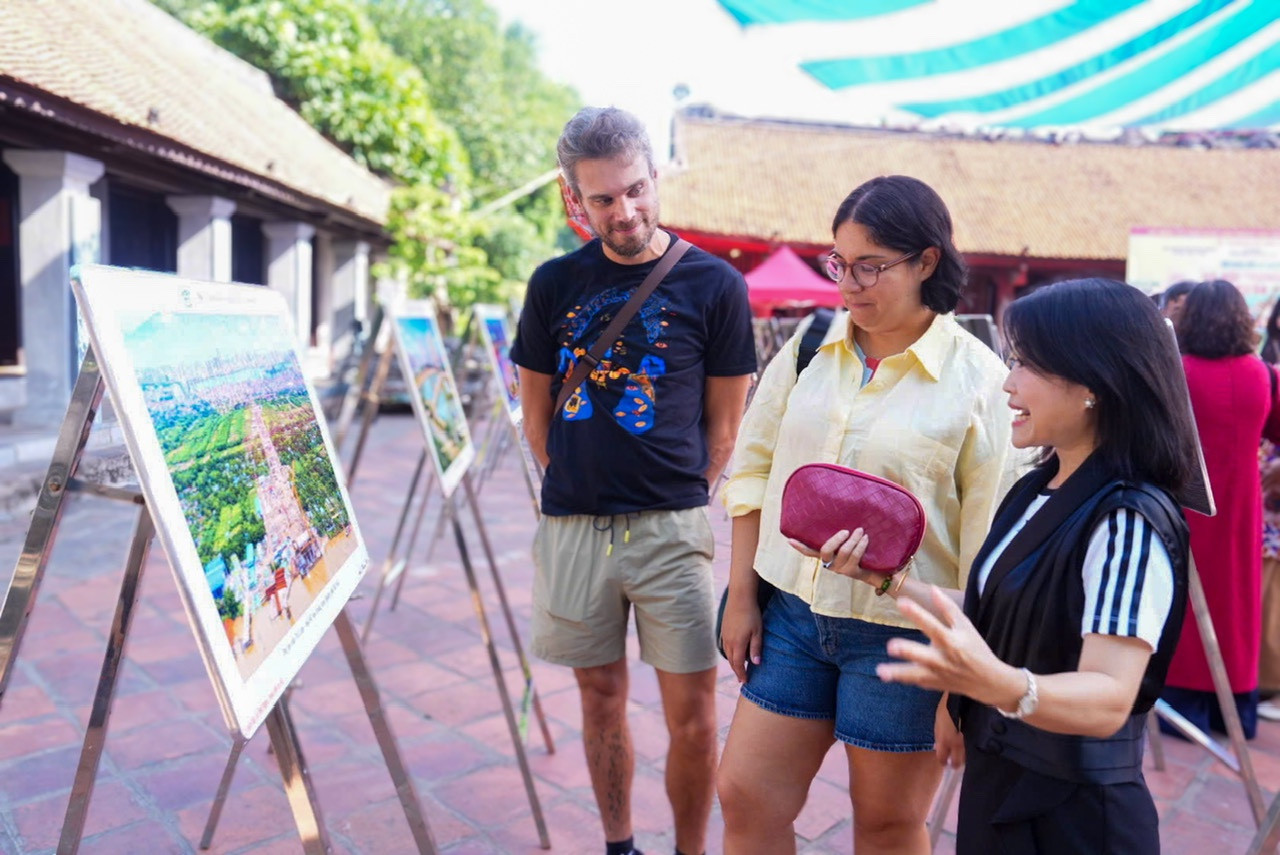 Triển lãm ảnh Hà Nội trong tôi: Thủ đô chuyển mình qua ống kính du khách