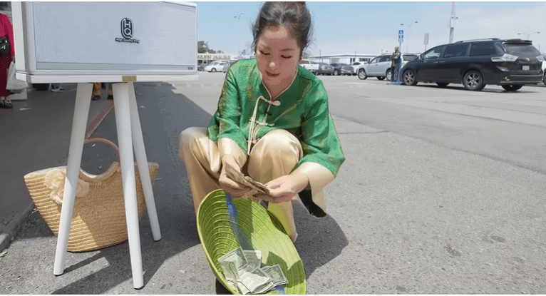 Danh hài Thúy Nga hát rong ở chợ Mỹ: khi tiếng cười hóa thành thiện nguyện