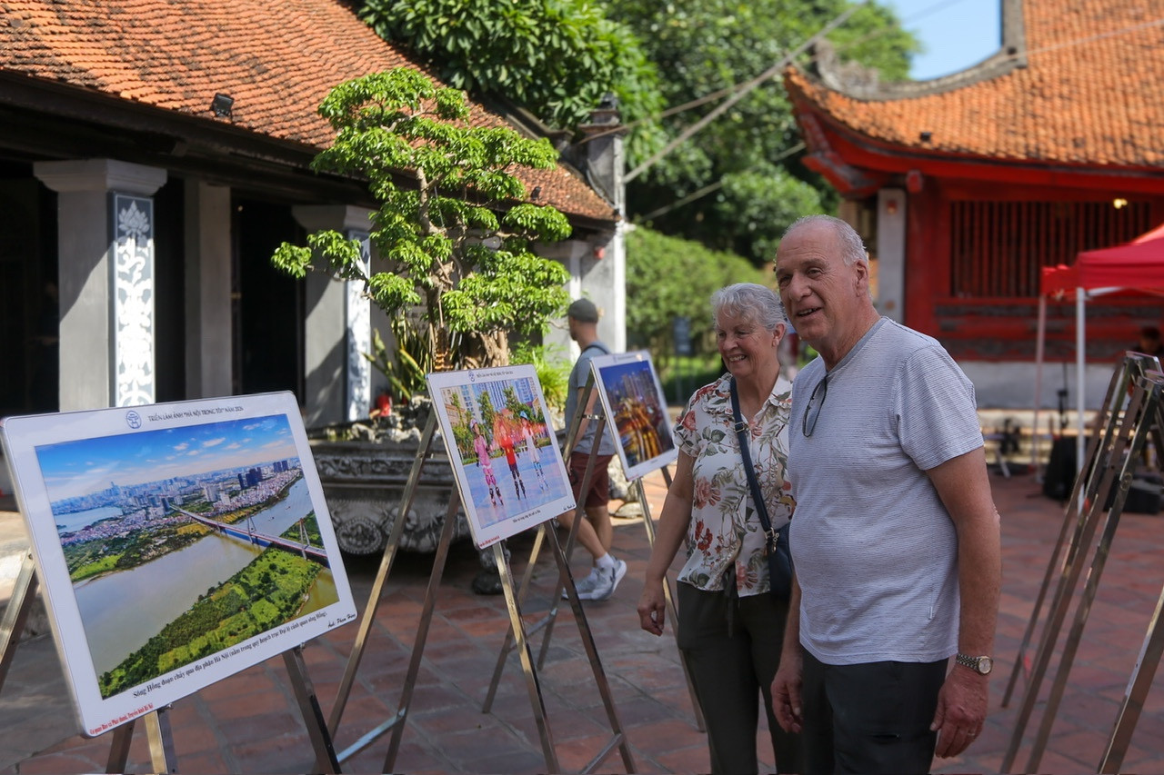 Triển lãm ảnh Hà Nội trong tôi: Thủ đô chuyển mình qua ống kính du khách