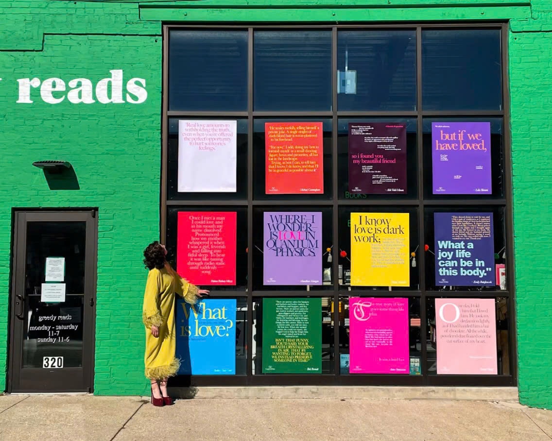 Sao Hollywood mang sách lên sàn diễn Valentino: khi thời trang gặp văn học