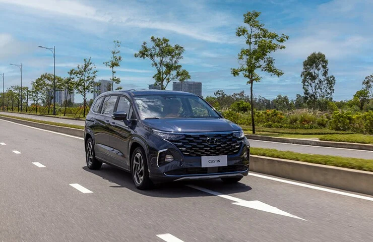 Hyundai Custin MPV: Có đáng mua hơn Innova Cross và Carnival?