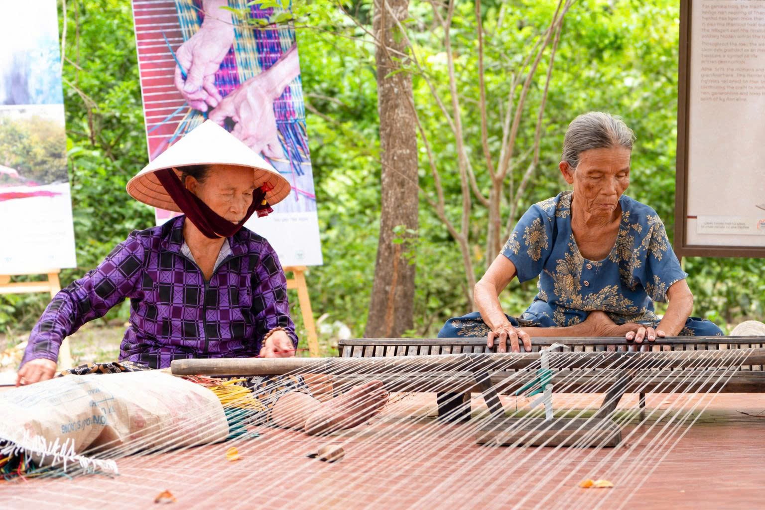 Làng nghề truyền thống: Thế hệ trẻ mở lối mới cho bánh chưng, bánh tráng và nghề đan lát