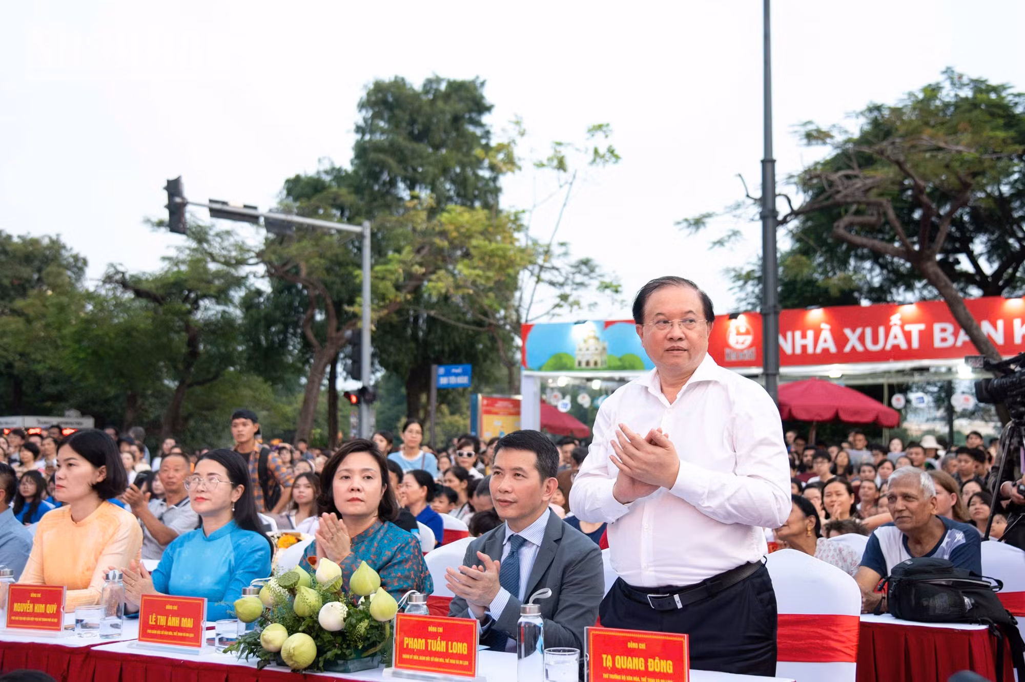 Hơn 1.000 người diễu hành áo dài Việt giữa sắc màu năm châu