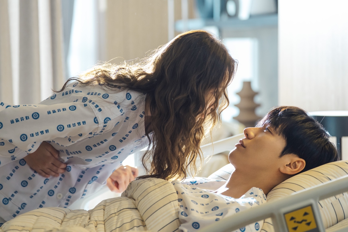 Nạp Năng Lượng Cho Tôi: Khi K-rom-com Khoa Học Viễn Tưởng Bật Công Tắc Lãng Mạn