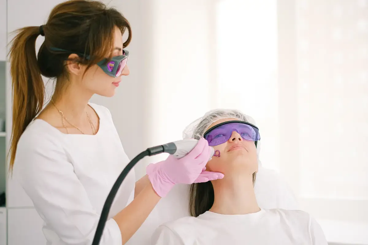 Laser 6D và IPL điều trị sẹo mụn: chọn phương pháp nào?