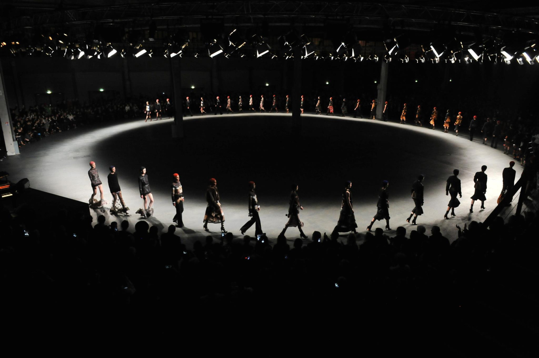Paris Fashion Week: 8 nhà mốt định hình Xuân-Hè mới