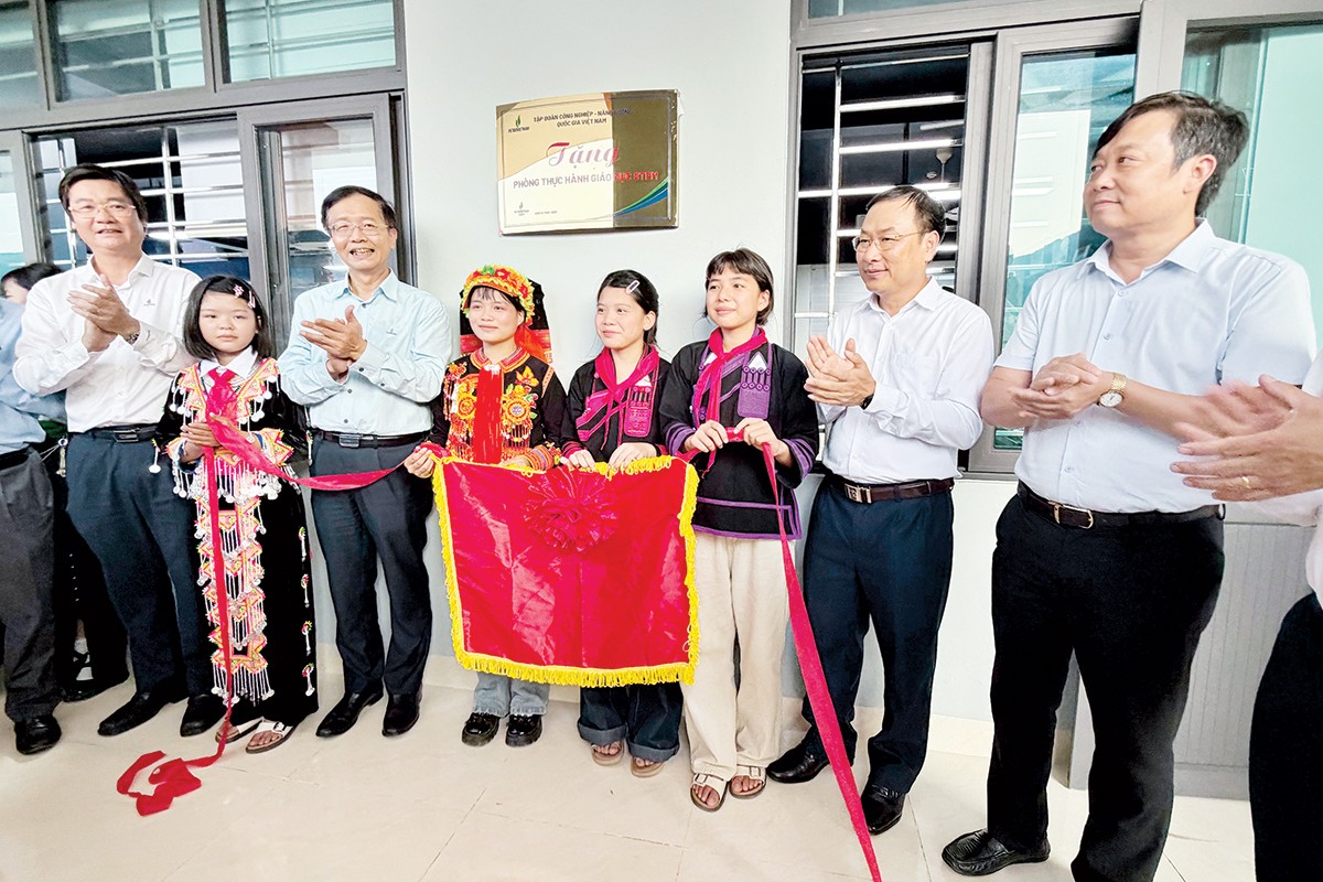 Phòng STEM vùng biên: Cơ hội đổi đời cho học sinh xa xôi