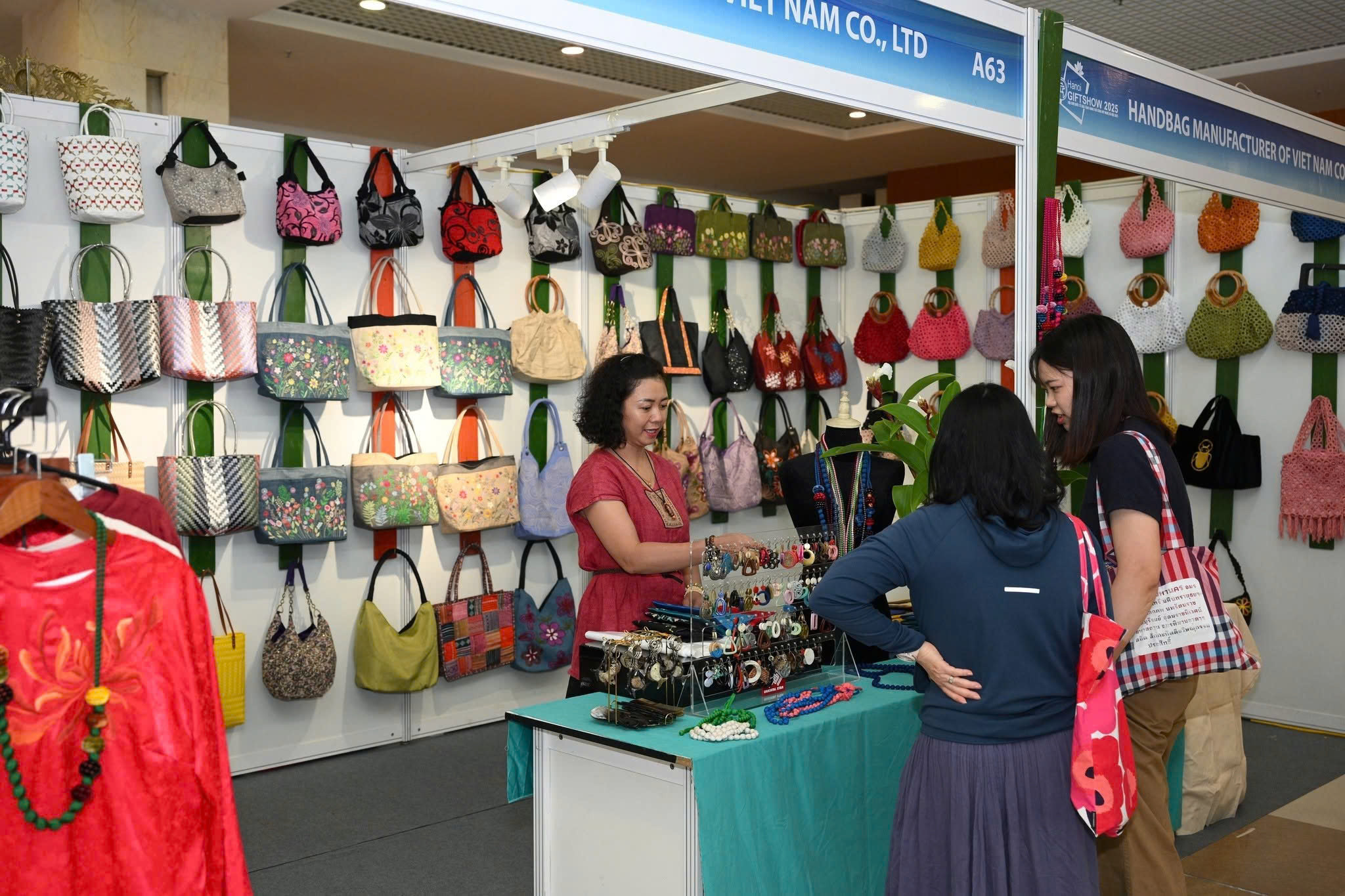 Hanoi Giftshow: 500 gian hàng thủ công mỹ nghệ mở rộng cửa ra thế giới