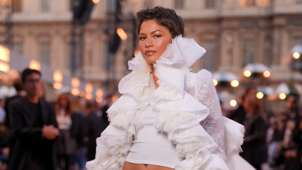 Zendaya, Emma Stone Và Dàn Sao Hạng A Tỏa Sáng Trên Sàn Diễn Louis Vuitton