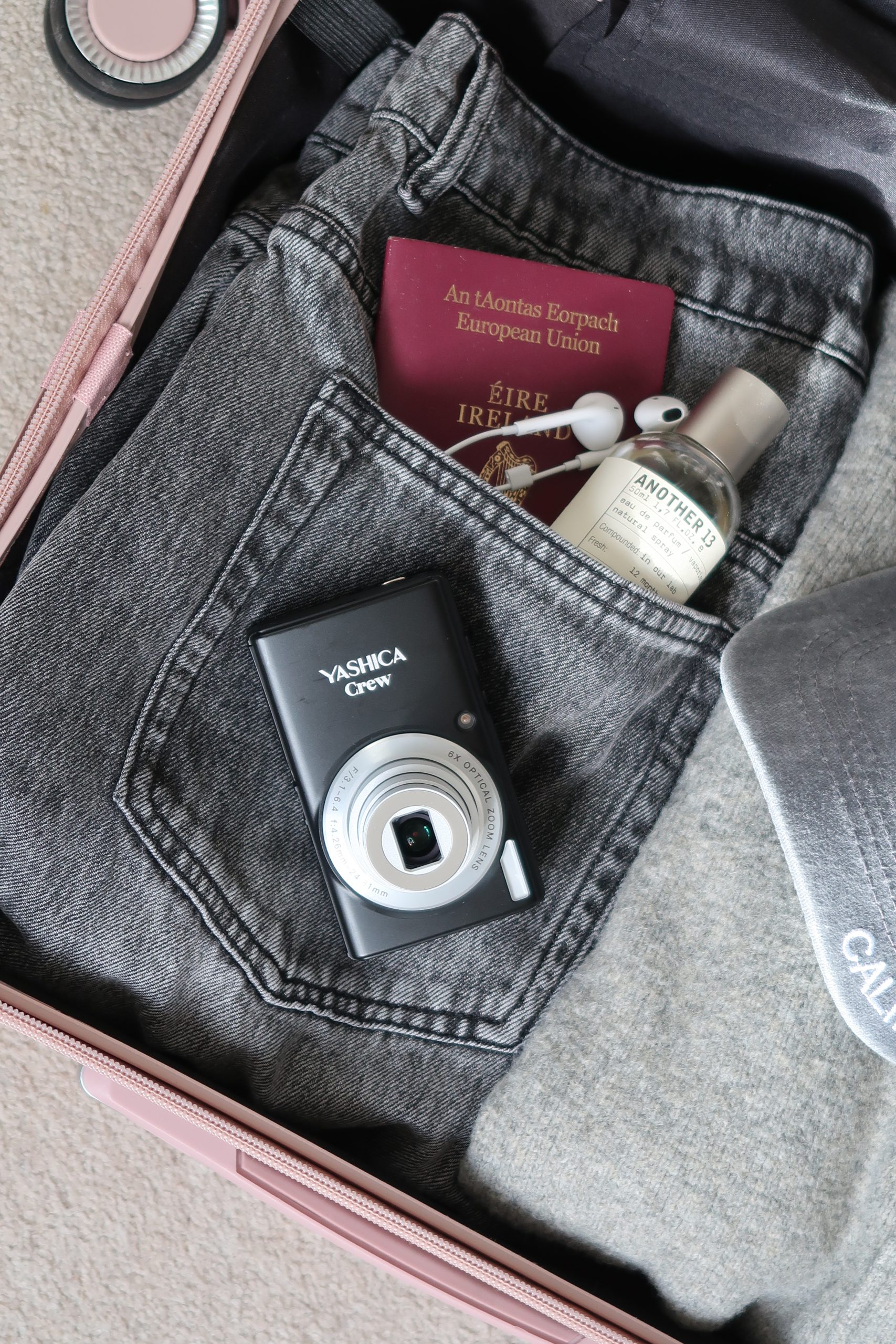 Yashica Crew: Máy ảnh compact Y2K cho Gen Z mê vibe lo-fi