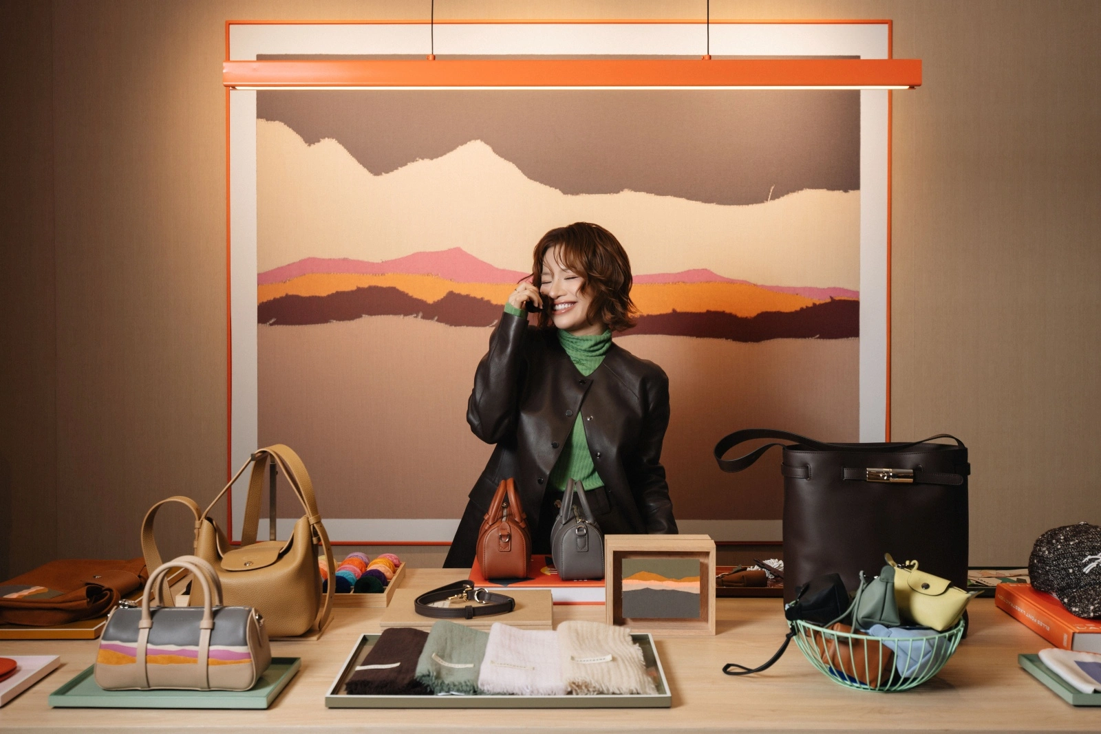 Longchamp Thu Đông: Khi gallery hóa thành sàn diễn thời trang