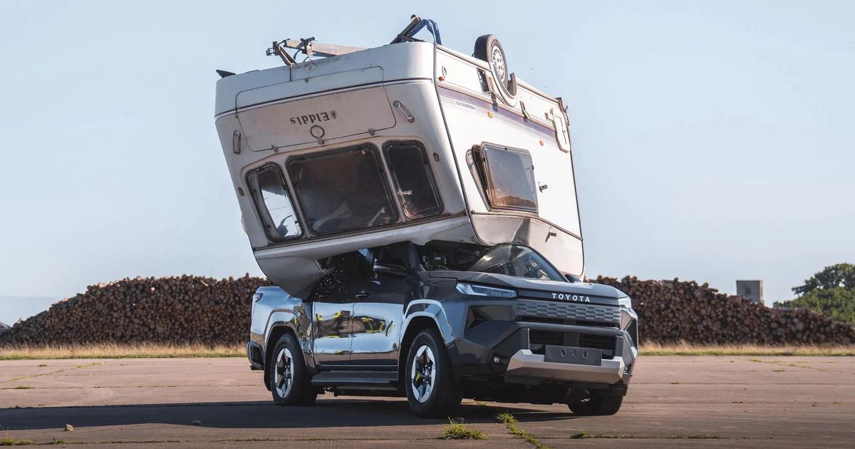 Toyota Hilux điện chịu cú rơi caravan 760kg: thông điệp an toàn cấu trúc và hệ thống điện