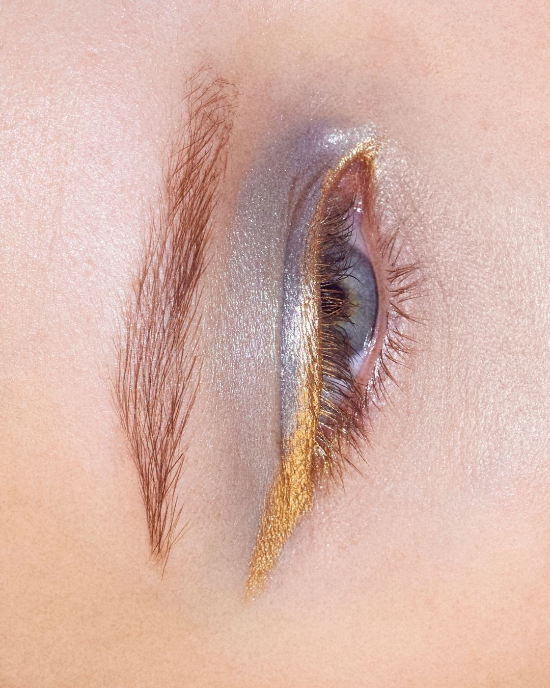 Chanel SS27: Mắt ánh bạc, da trong veo và cuộc nổi dậy của vẻ đẹp tự do