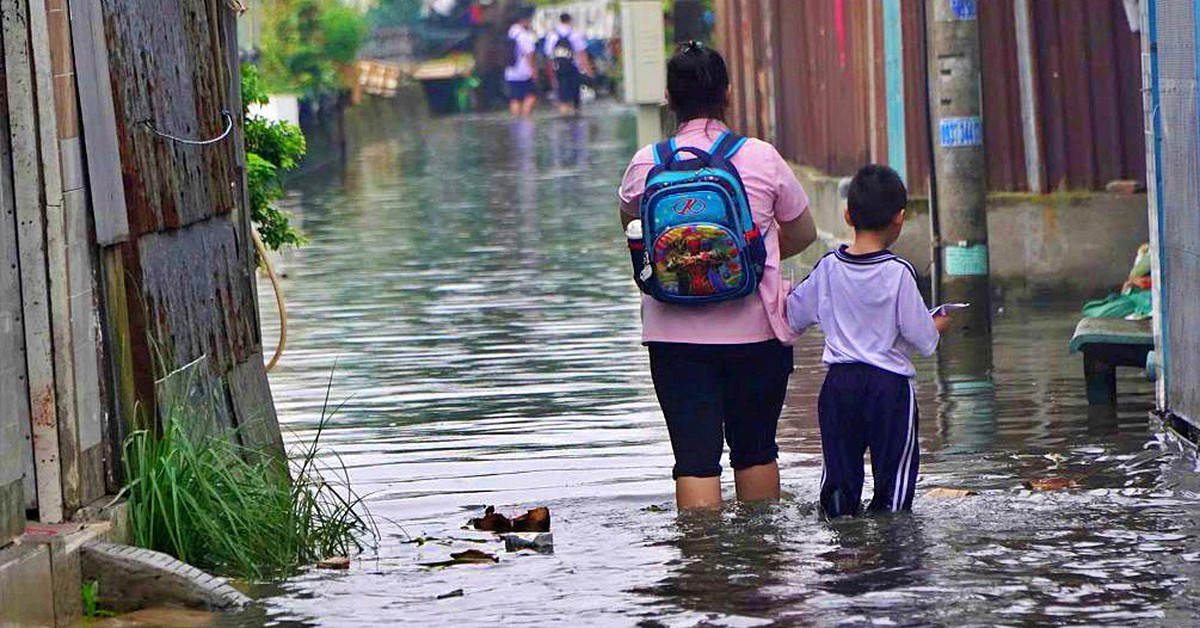 Mưa lớn, ngập đường: đã đến lúc hiệu trưởng mạnh dạn cho học trực tuyến