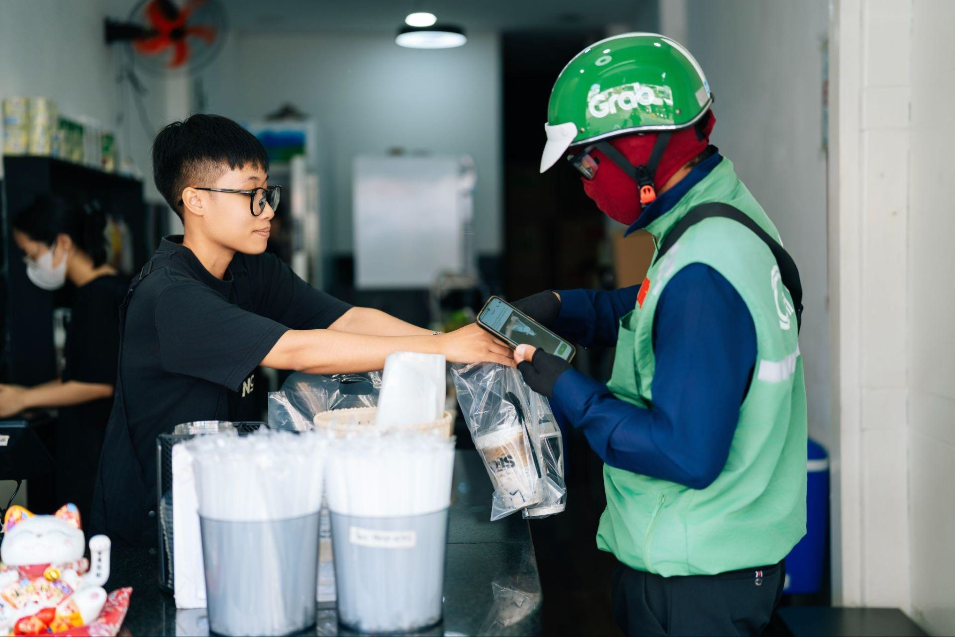 Ủy nhiệm lập hóa đơn trên Grab: “trợ lý” mới cho chủ quán ăn online
