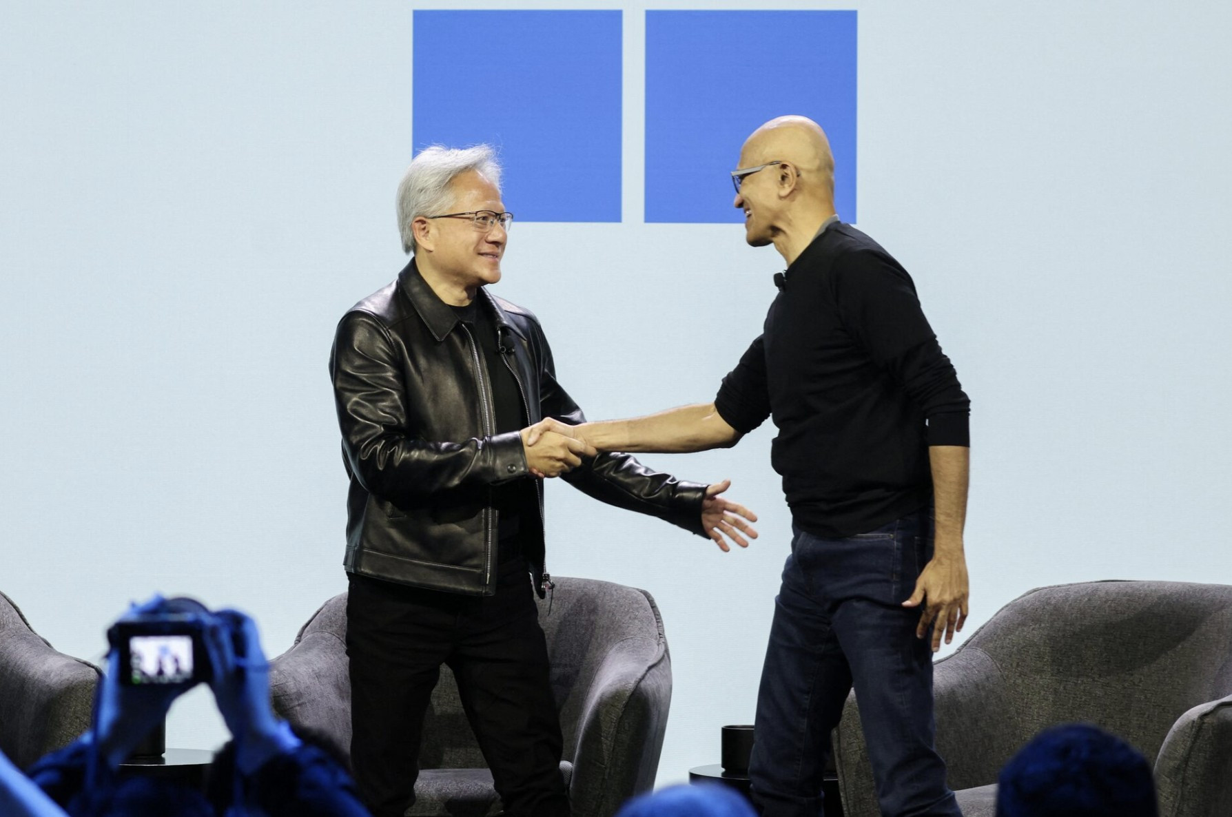 Microsoft siết bảo mật AI trên PC: Đòn phản công trước Apple