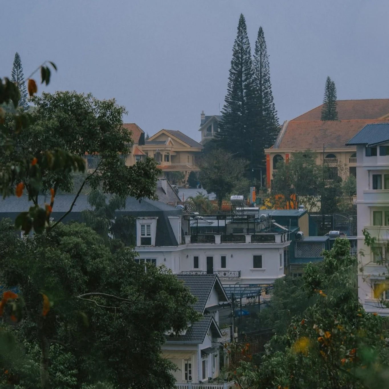 Du lịch mùa mưa: bí kíp săn giá phòng rẻ và trải nghiệm hay ho