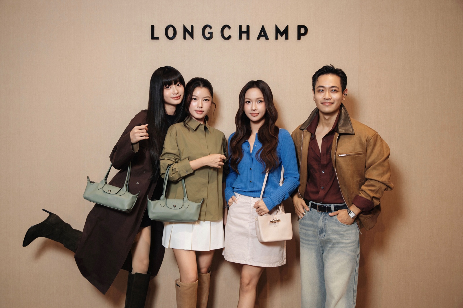 Longchamp Thu Đông: Khi gallery hóa thành sàn diễn thời trang