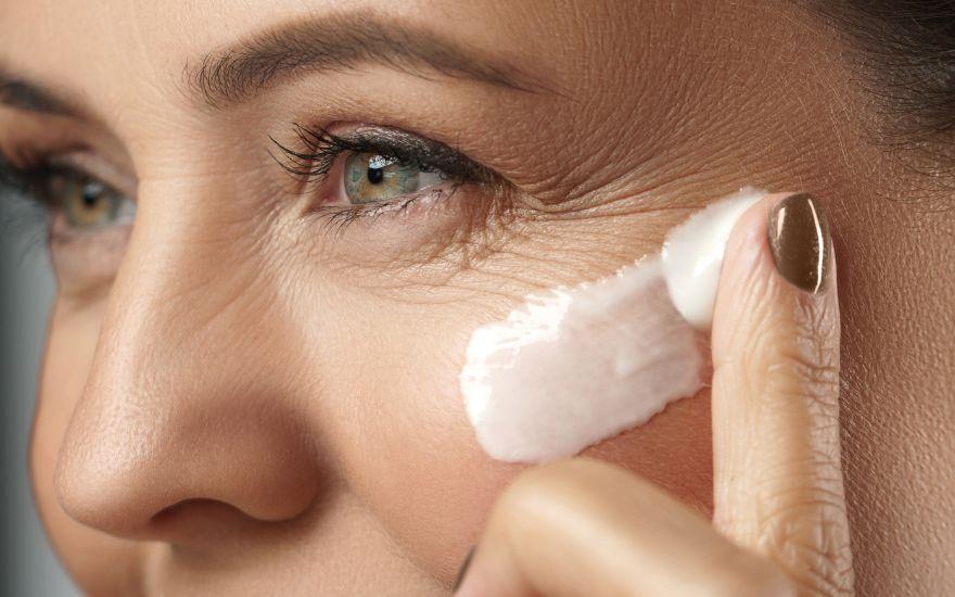 Mụn quanh mắt cảnh báo bệnh gì và cách xử lý an toàn