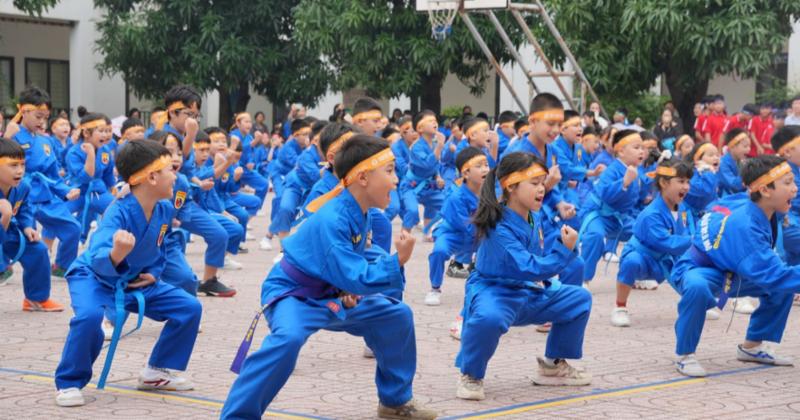 Vận động 5 phút giữa giờ làm: Liệu pháp đơn giản cho tinh thần