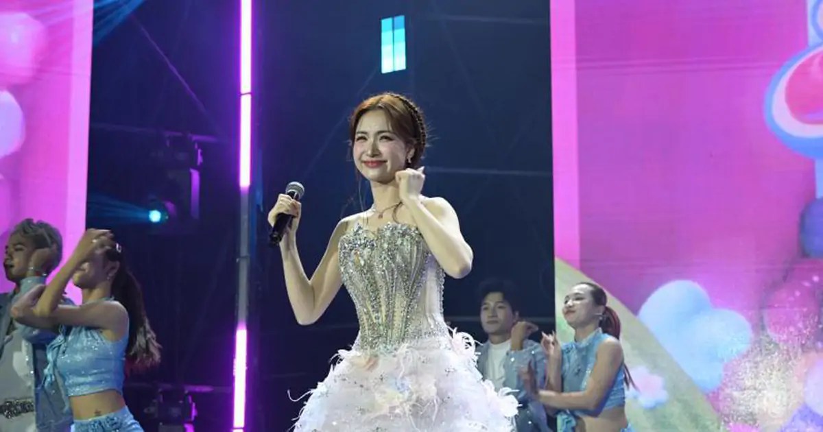 Dàn nghệ sĩ và các em nhỏ tỏa sáng tại WeFamily Awards