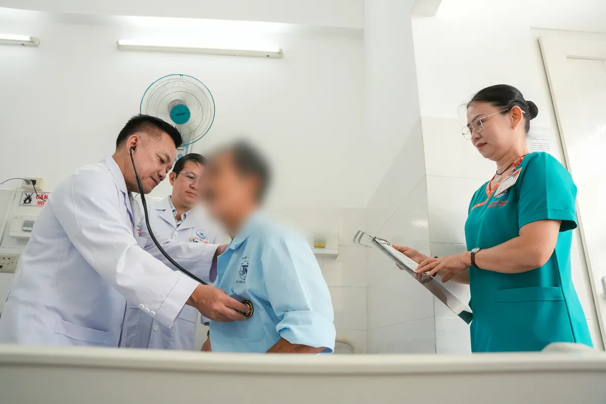 Những phút sinh tử trong vỡ phình mạch máu: từ can thiệp nội mạch đến phẫu thuật khẩn cấp