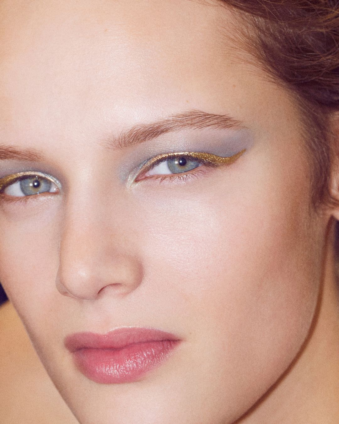 Chanel SS27: Mắt ánh bạc, da trong veo và cuộc nổi dậy của vẻ đẹp tự do
