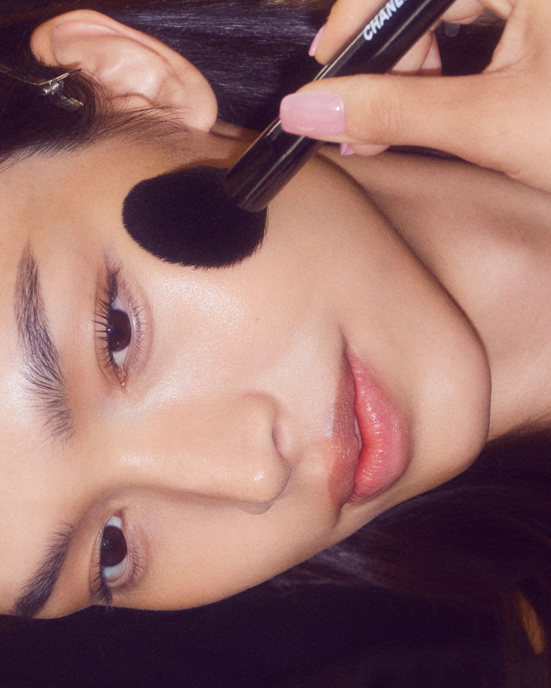 Chanel SS27: Mắt ánh bạc, da trong veo và cuộc nổi dậy của vẻ đẹp tự do