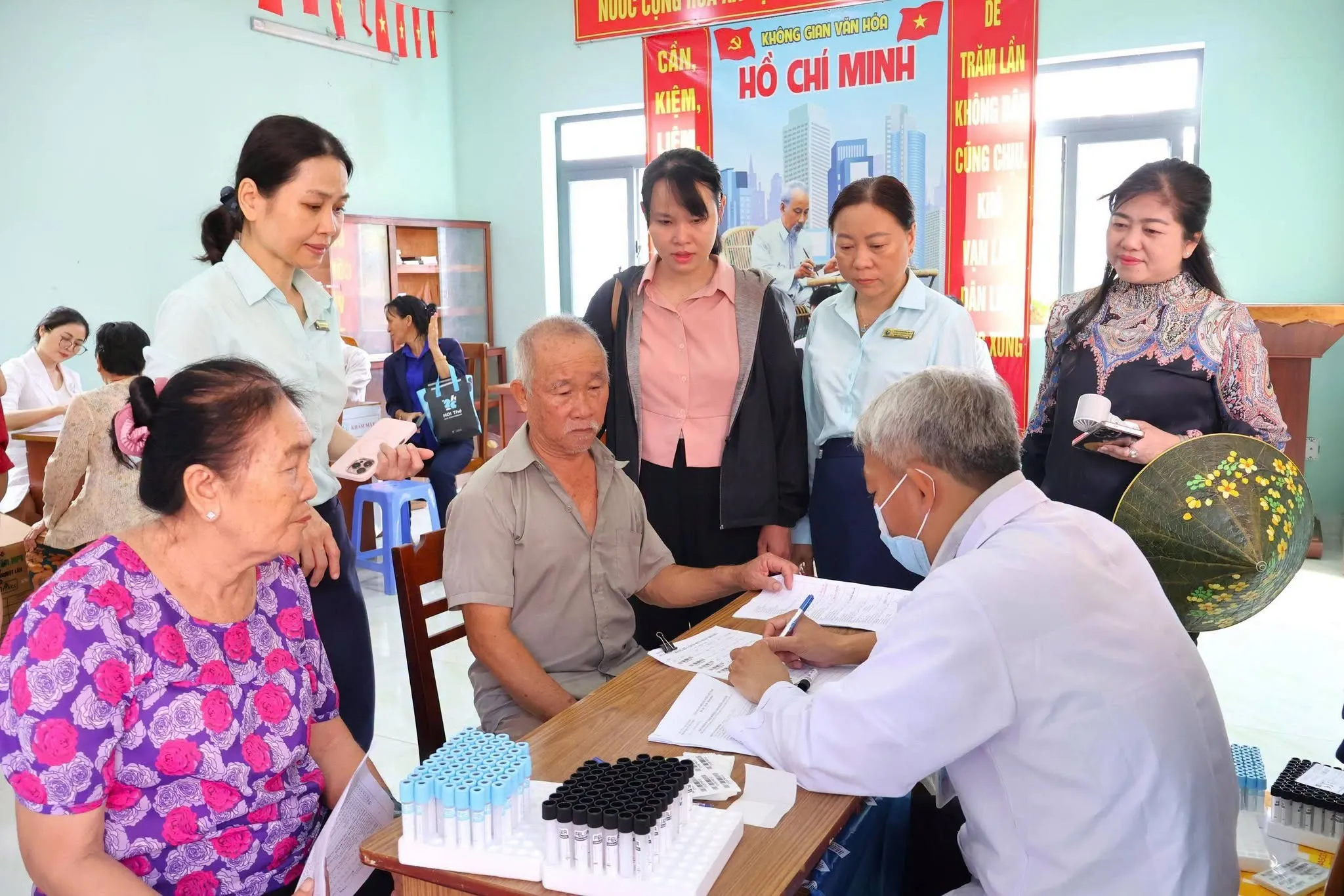 Chăm sóc sức khỏe phòng ngừa cho người cao tuổi: Chính sách đi vào từng khu dân cư