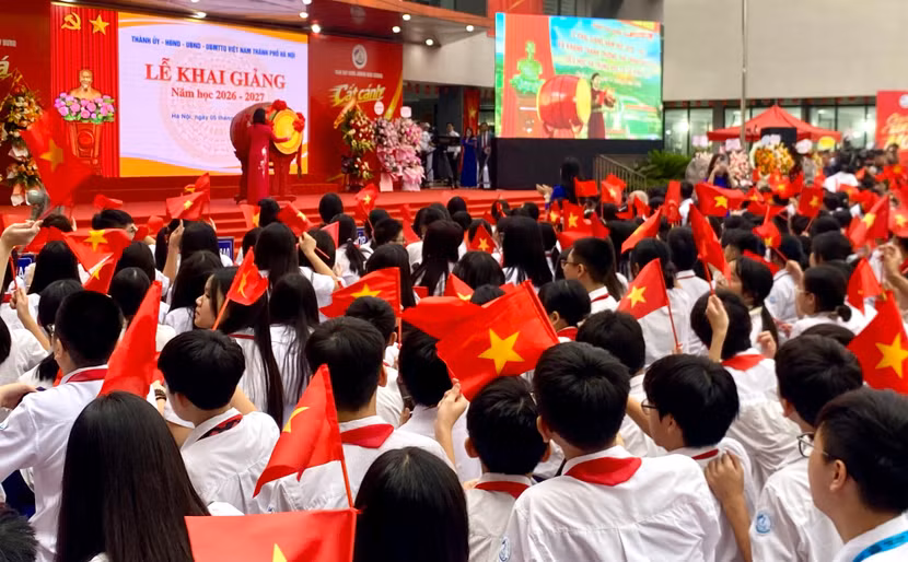 Sáp nhập trường học: Tiết kiệm bộ máy nhưng tăng sức ép lên học sinh