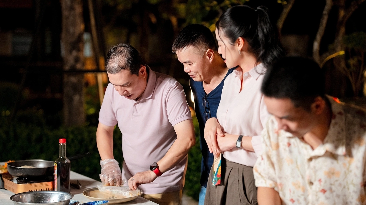 Quang Thắng và Đỗ Duy Nam hé lộ bí quyết gói nem cua bể chuẩn vuông, chặt, đều