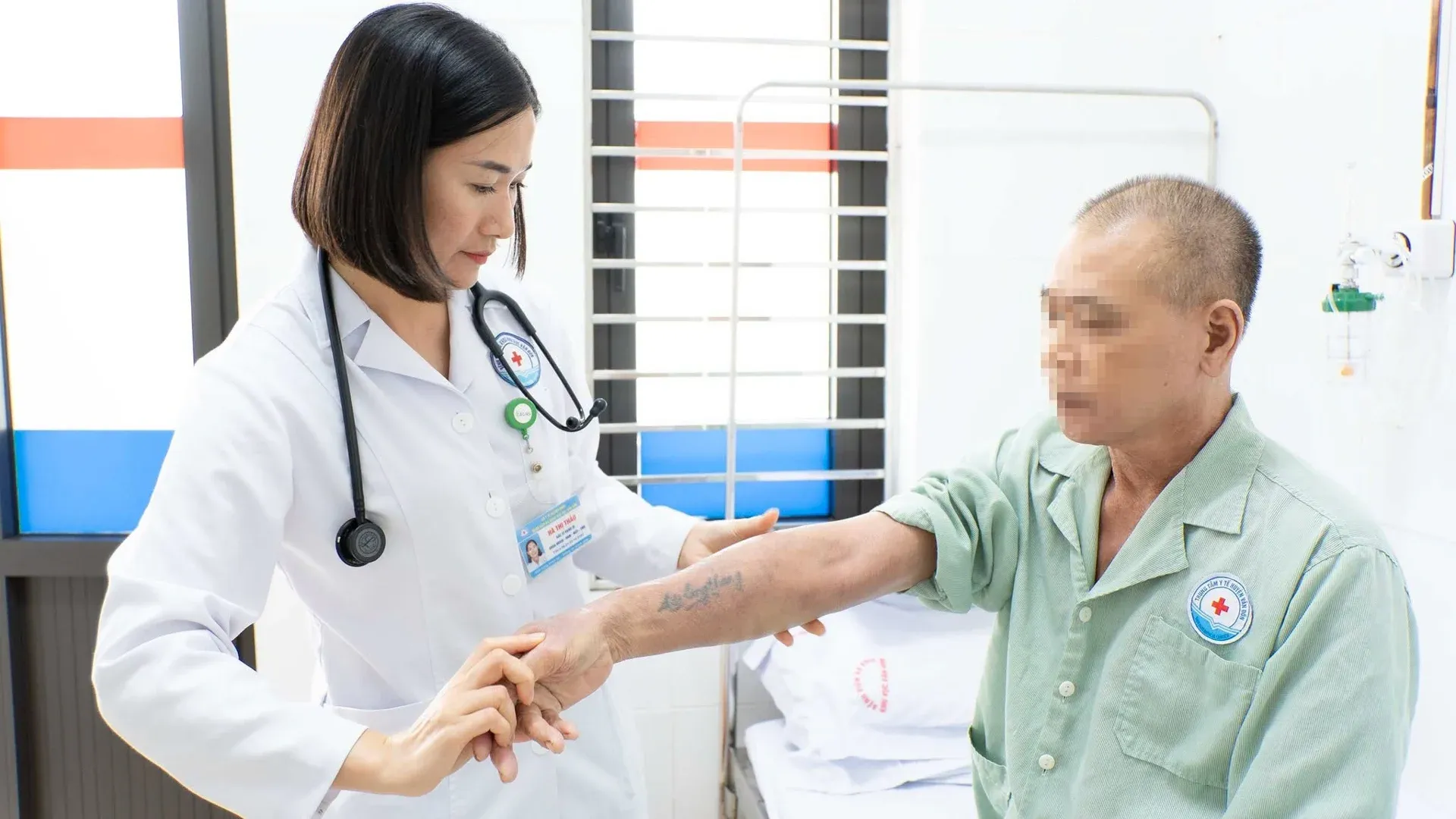 Tắm nước lá không rõ nguồn gốc: Cái giá đắt của làn da