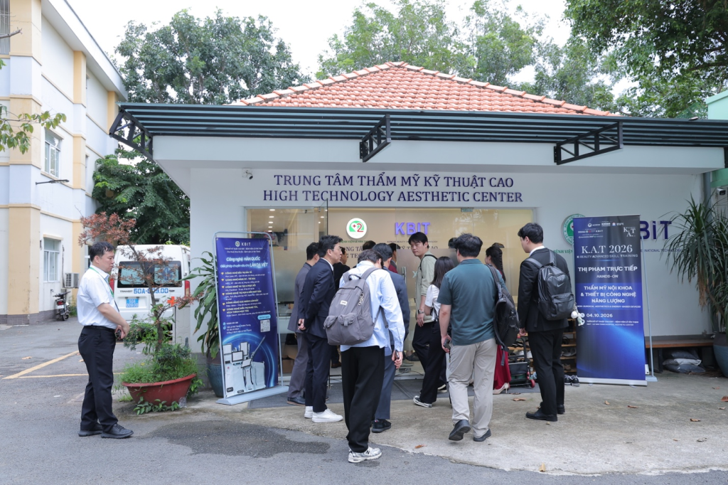 Bác sĩ thẩm mỹ Việt Nam học kỹ thuật tiên tiến từ chuyên gia Hàn Quốc tại K.A.T