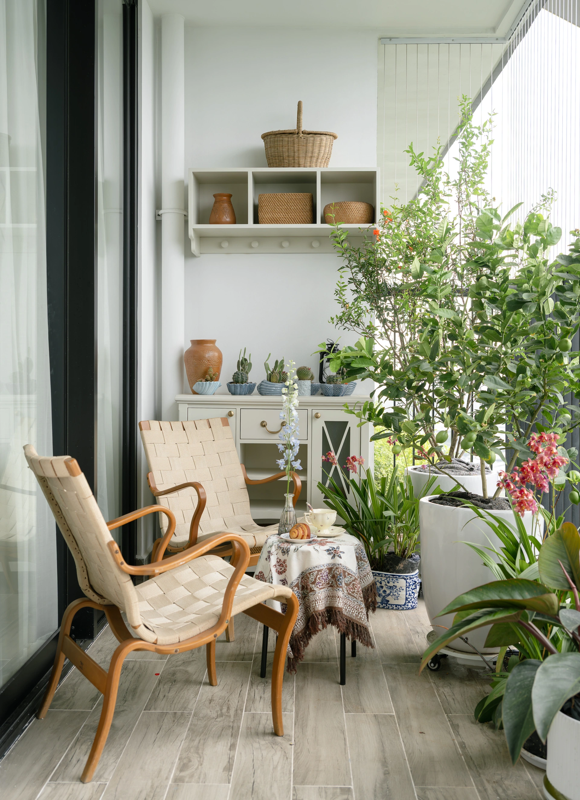 Căn hộ 100m² xanh–trắng: tối giản nhưng sang trọng cho gia chủ tinh tế