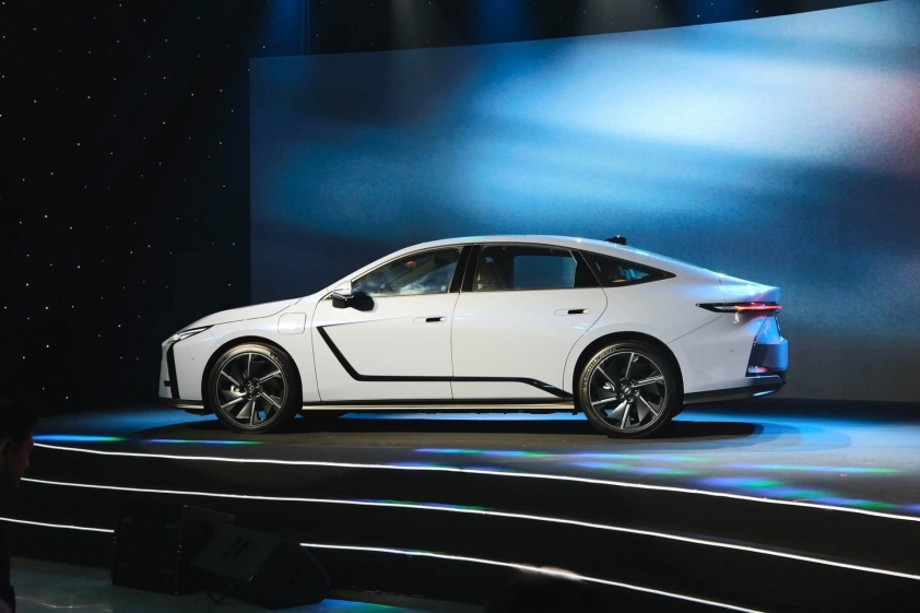Lexus ES thuần điện xuất hiện: cuộc chơi sedan hạng sang đổi chiều