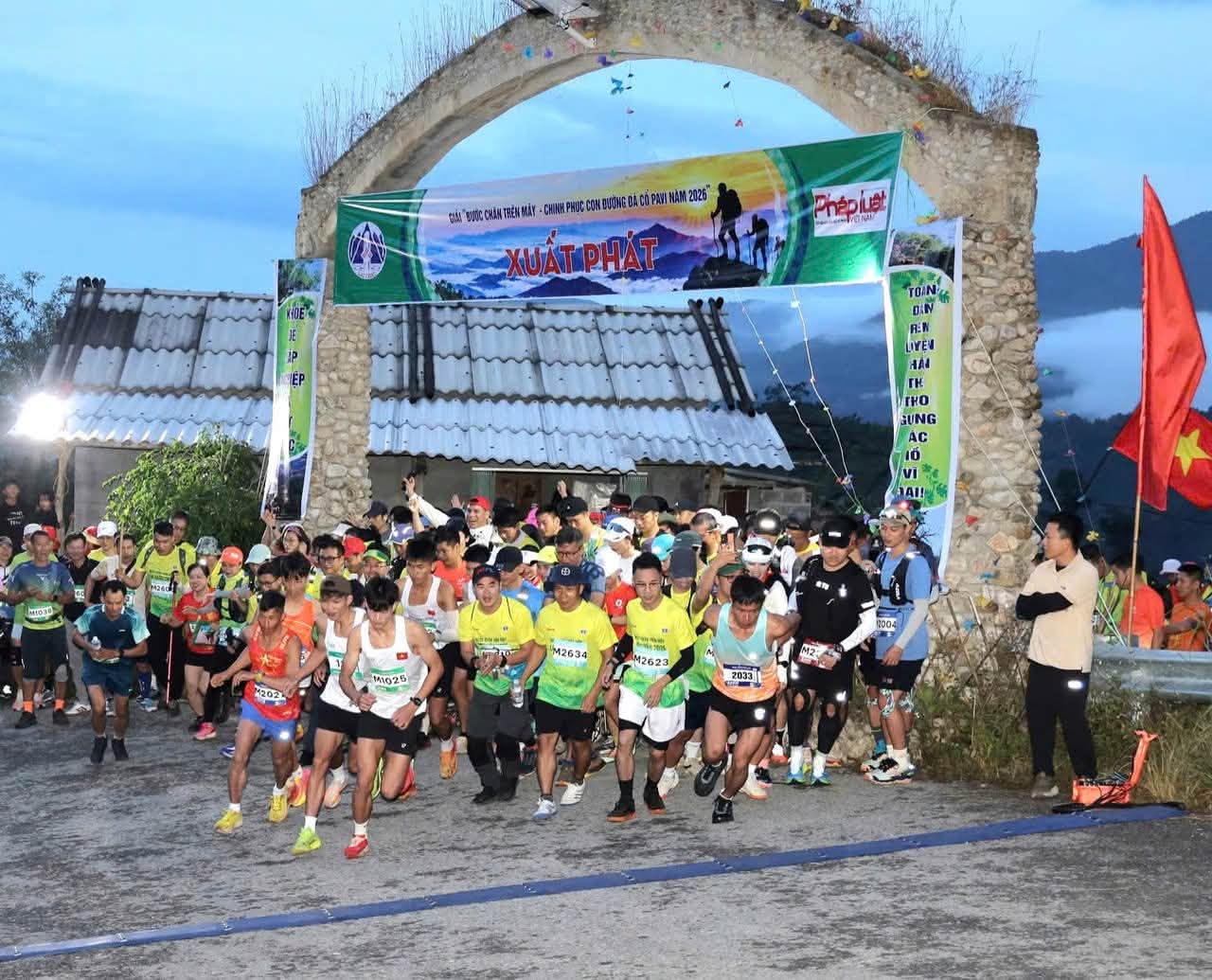 Hơn 100 vận động viên chinh phục con đường đá cổ Pa Vi giữa biển mây Lai Châu