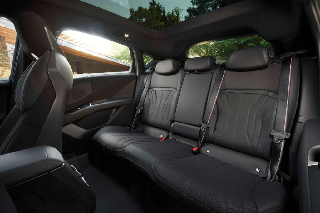 BMW iX4 điện: SUV coupe 827km thách thức đối thủ