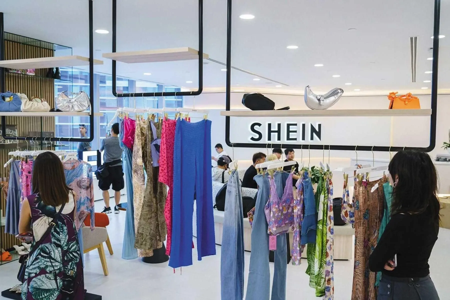 Gen Z đang viết lại luật chơi bán lẻ thời trang