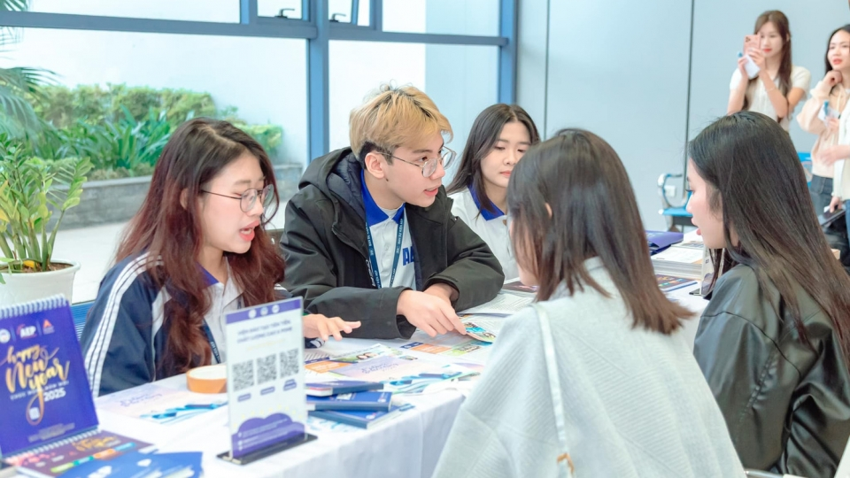 AI giảm thời gian soạn bài nhưng tăng áp lực kiểm chứng cho giáo viên