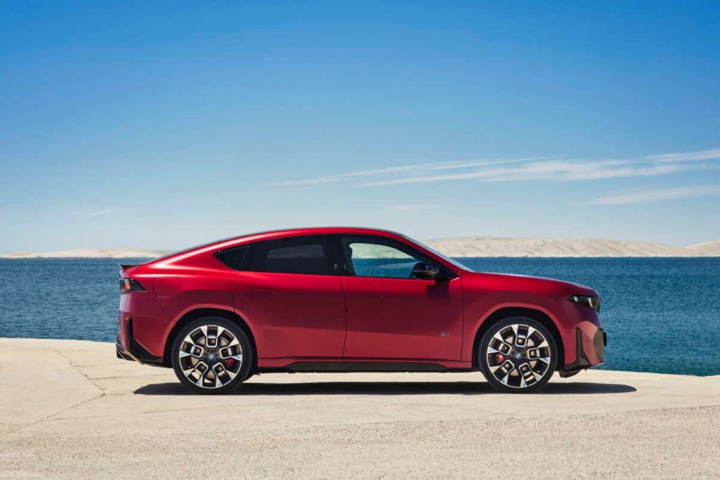 BMW iX4 điện: SUV coupe 827km thách thức đối thủ
