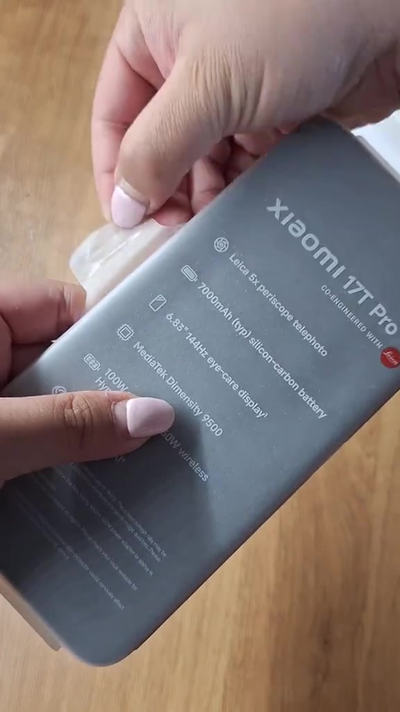 Belakang kotak Xiaomi 17T Pro dengan senarai spec bercetak: Leica 5x periscope telephoto, bateri 7,000mAh silicon-carbon, skrin 6.83 inci 144Hz, Dimensity 9500, charging 100W